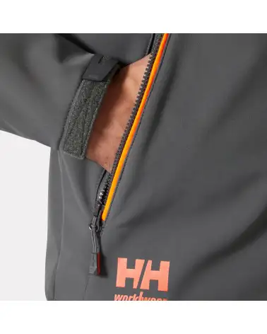 SOFTSHELL HELLY HANSEN CON CAPUCHA GRIS BOLSILLO