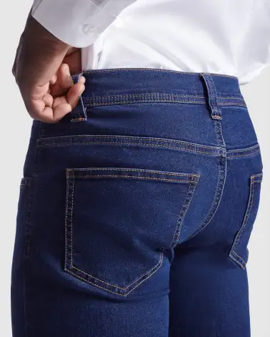 PANTALÓN VAQUERO SEMIENTALLADO PARA HOMBRE DETALLE ATRÁS