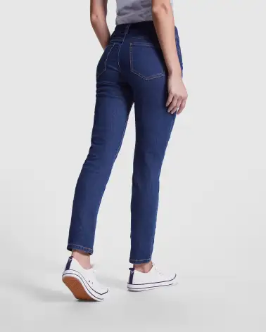 PANTALÓN VAQUERO SEMIENTALLADO PARA MUJER ATRÁS