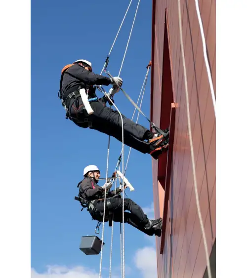 CASCO PARA ALTURAS Y AISLANTE ELECTRICO EJEMPLO DE USO