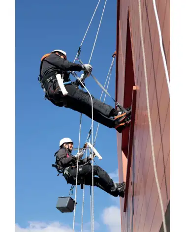 CASCO PARA ALTURAS Y AISLANTE ELECTRICO EJEMPLO DE USO 1